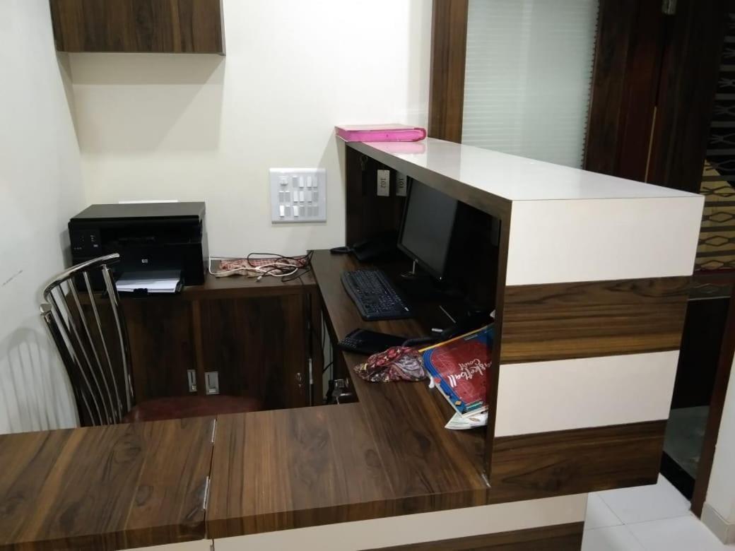 Sadguru Lodge Mumbai Bagian luar foto